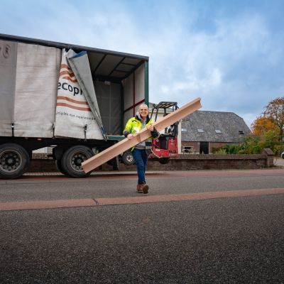 Chauffeur kooiaap Hout